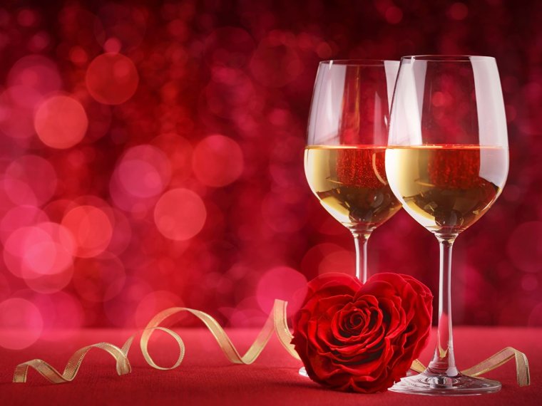 Красный бриллиант на черном фоне