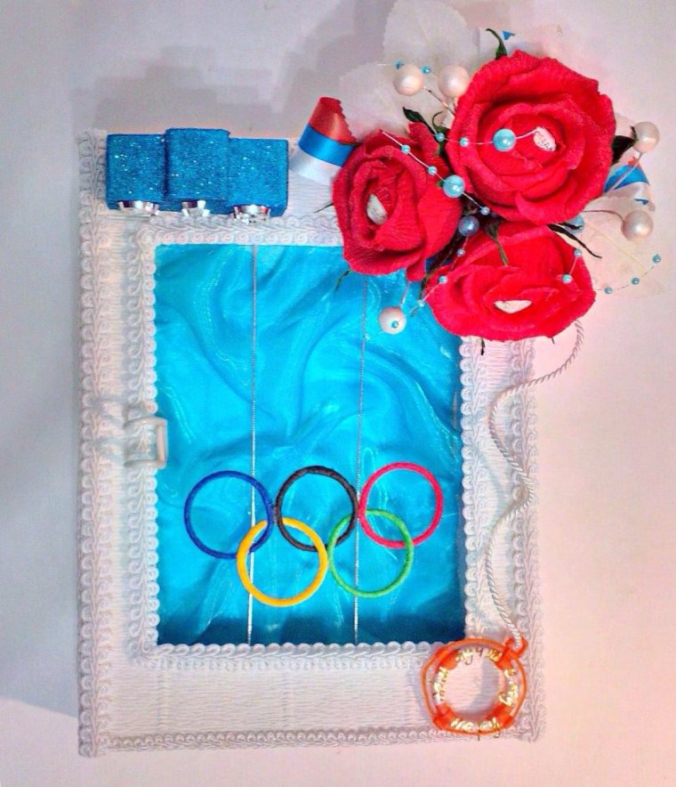 Дети плавают в бассейне