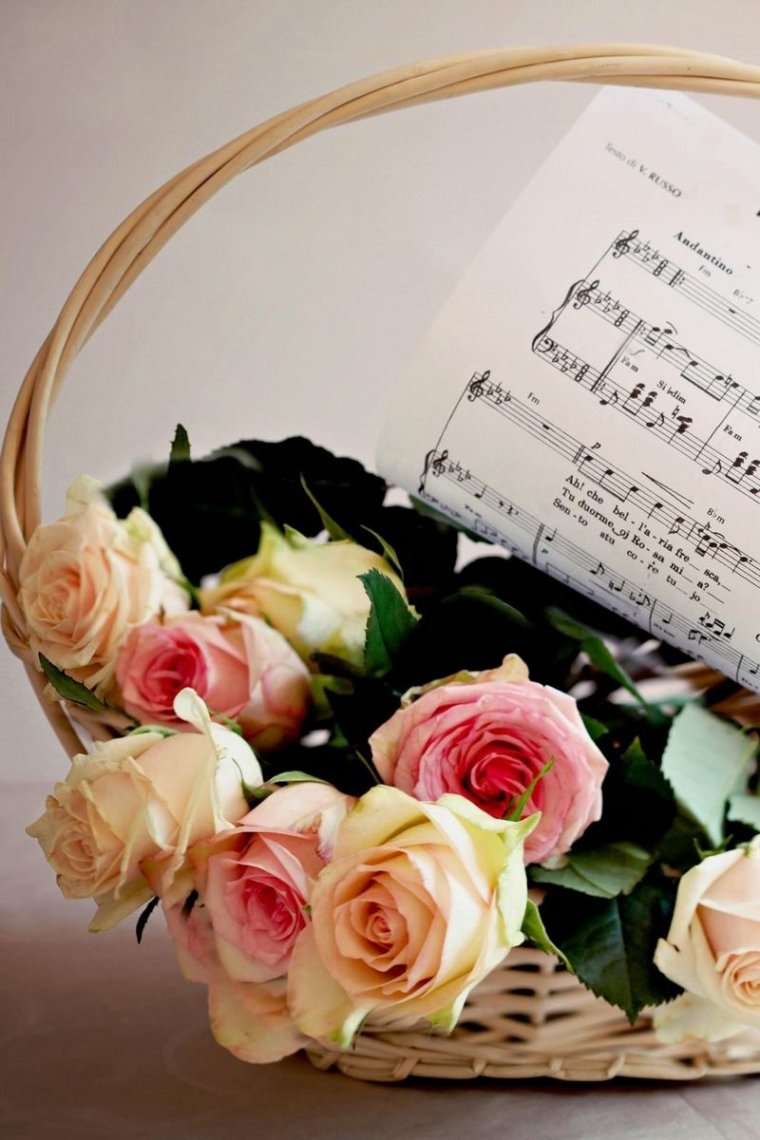 Букет цветов и Ноты
