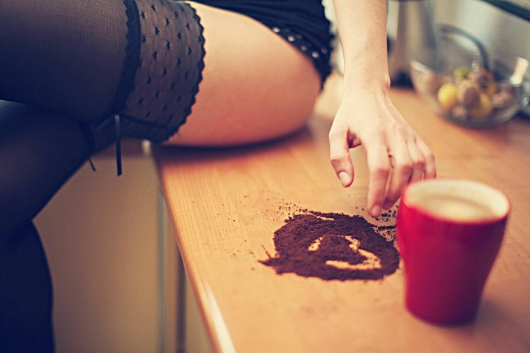 Девушка пьет кофе