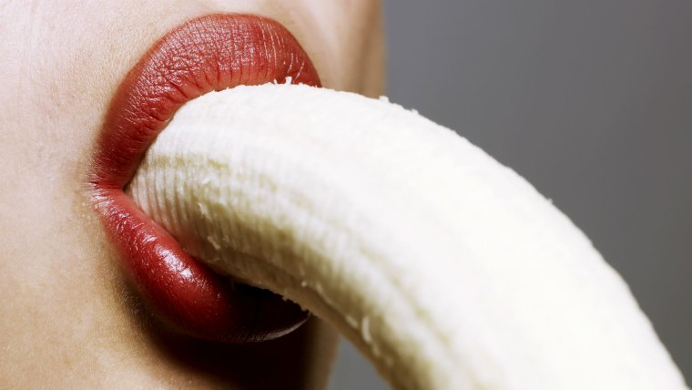 Губы и банан