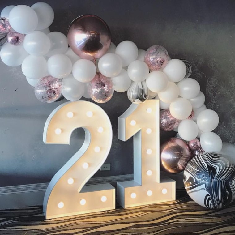 Тортик со свечами 21 год
