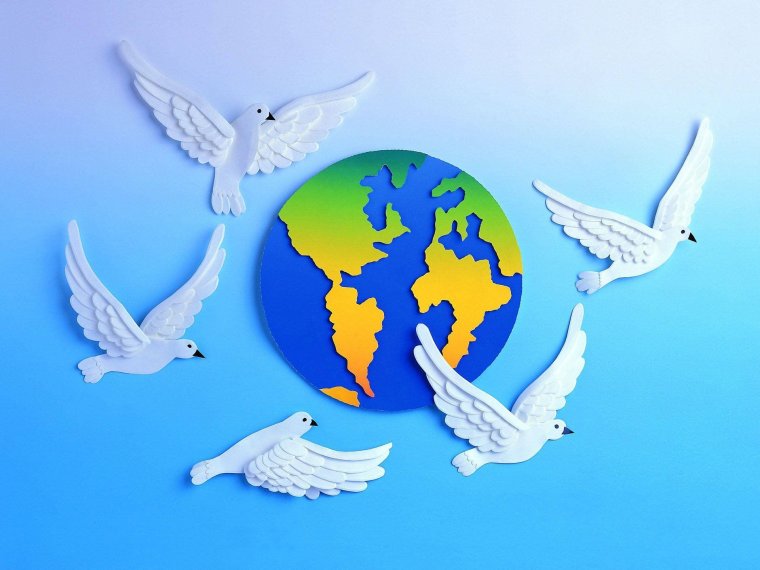 Белый голубь с веточкой