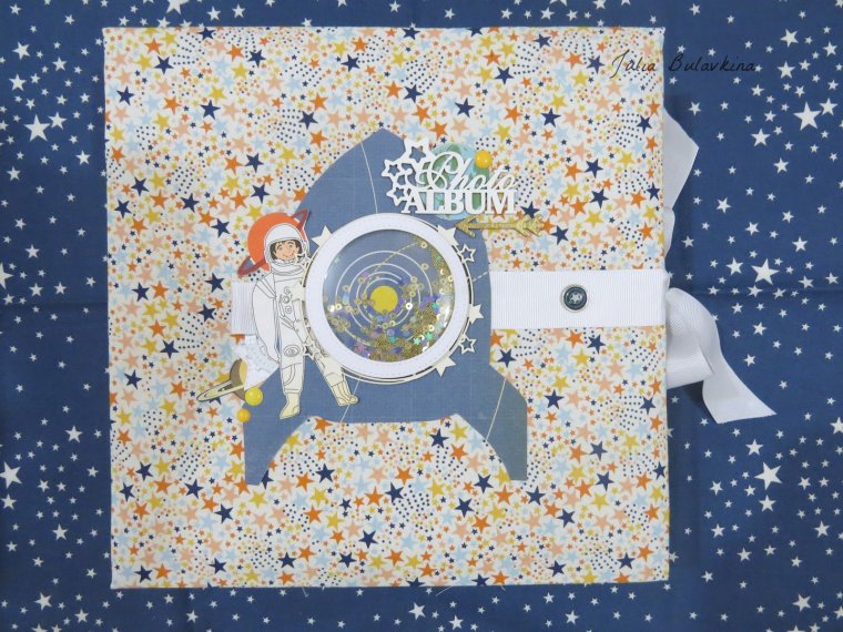 Космонавт с воздушными шарами