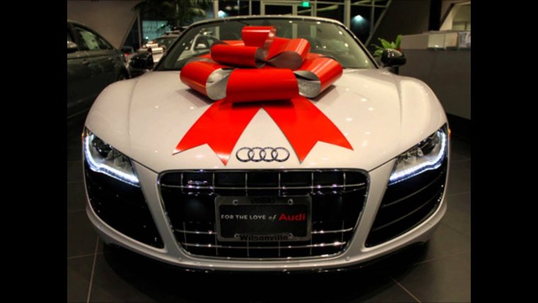 Ауди q7 белая с бантом красным