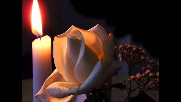 Поминальная свеча и цветы