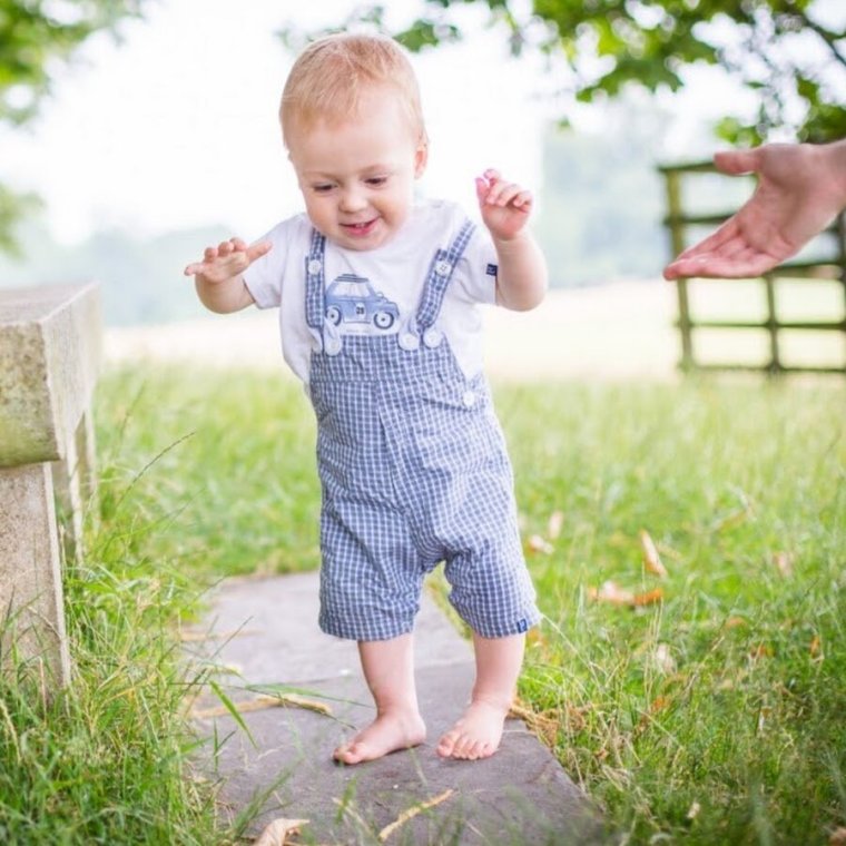 Фотосессия первые шаги мальчик