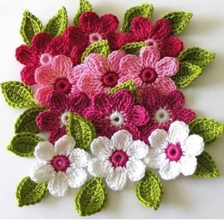 Панно из вязаных цветов