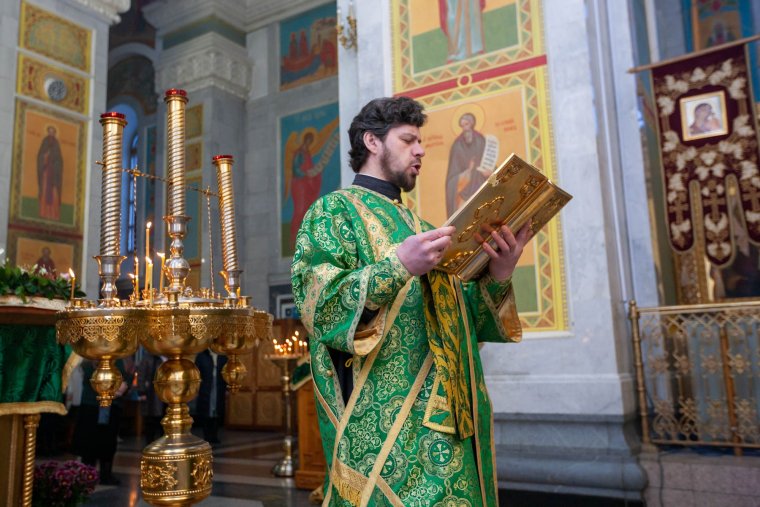 Литургия с открытыми царскими вратами