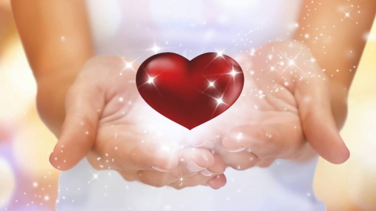 Ладошки с сердцем из бумаги