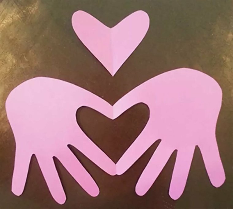 Красивое сверкающее сердце в руках