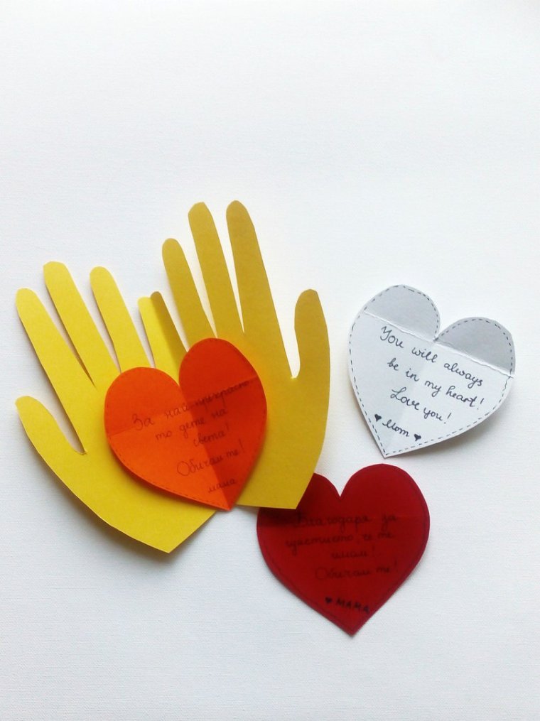 Сердце в руках на белом фоне