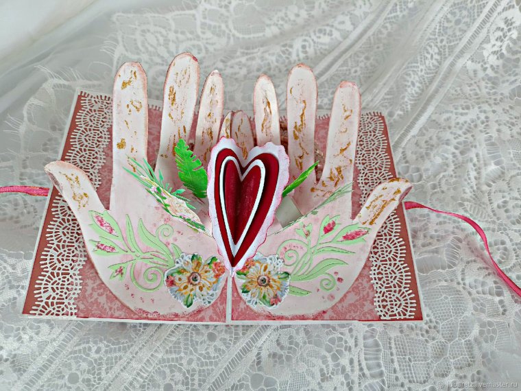 Ладони держат сердце