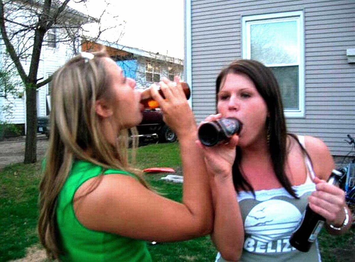 Русские орущие телки. Пьющие девушки. Девушка бухает. Девушки которые пьют. Девушка пьет пиво.
