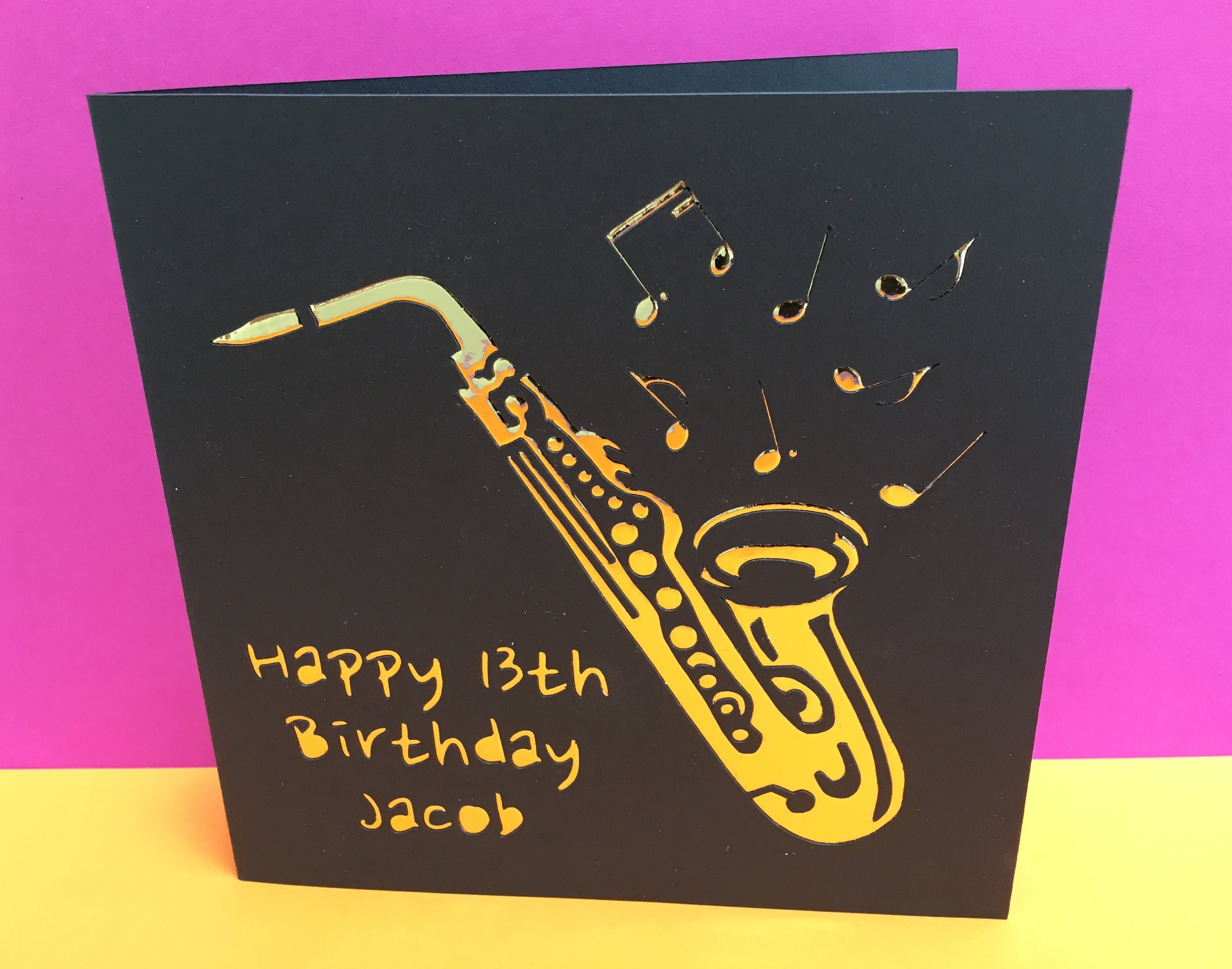 С днем рождения саксофон. С днём рождения саксофонисту открытки. Саксофон из бумаги. С днем рождения саксофониста.