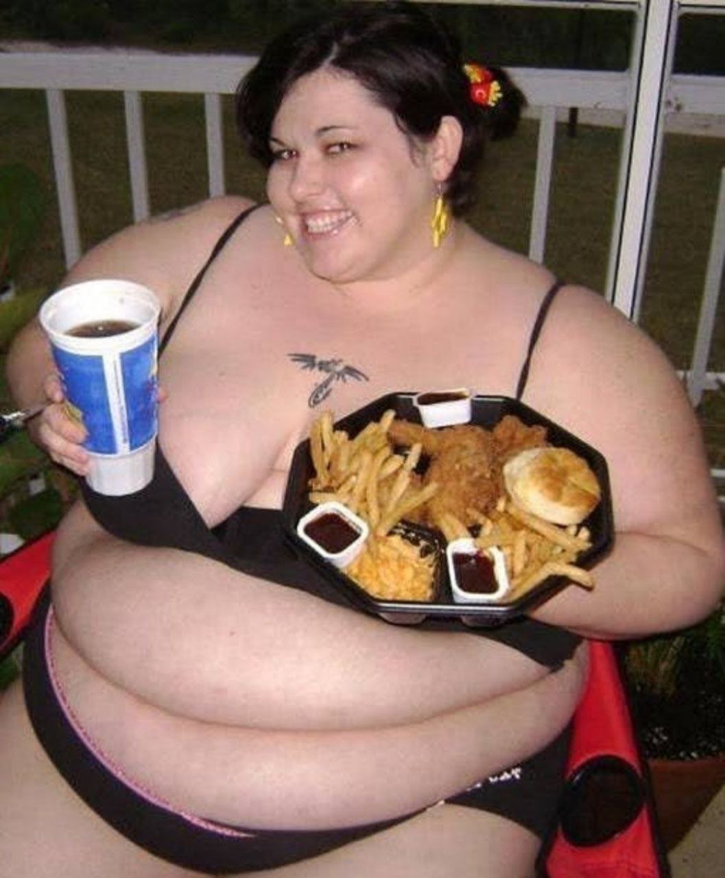 Толстая п видео. Толстушка с едой. Жирные девушки с едой. Толстая женщина с едой.