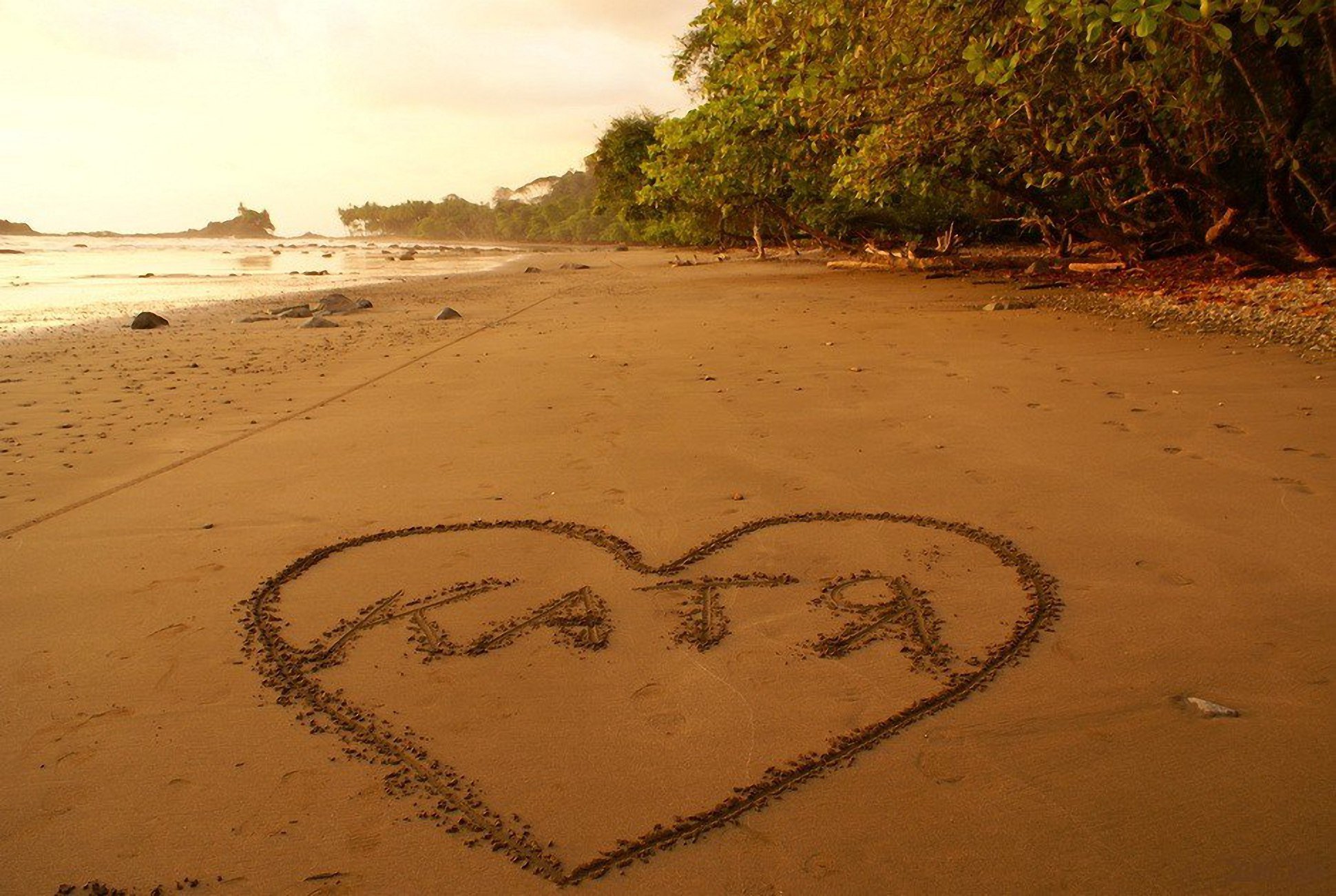 Подборка обожаемая. Катя надпись на песке. Надпись на песке. Люблю тебя надпись на песке. Сердечко на песке у моря.