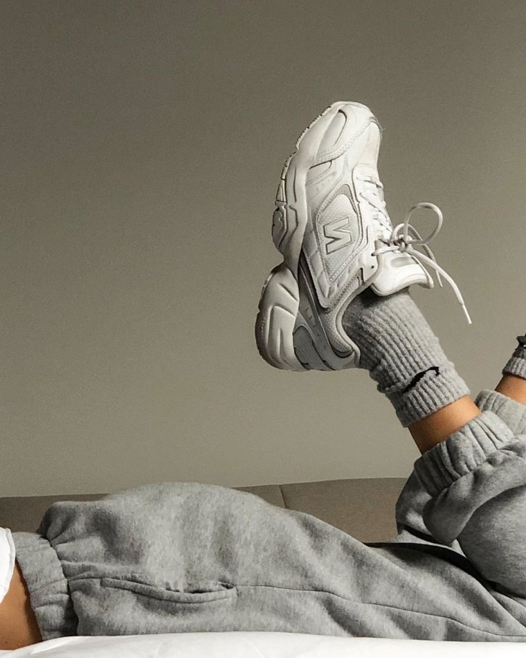 Волосатые ноги в туфлях