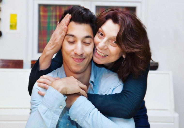 Мужчина с матерью