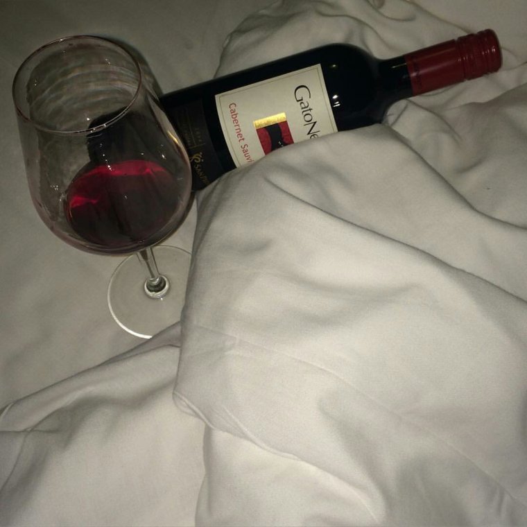 Бутылка вина в руке