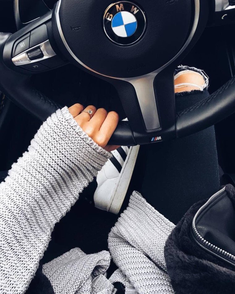 Девушка за рулем БМВ
