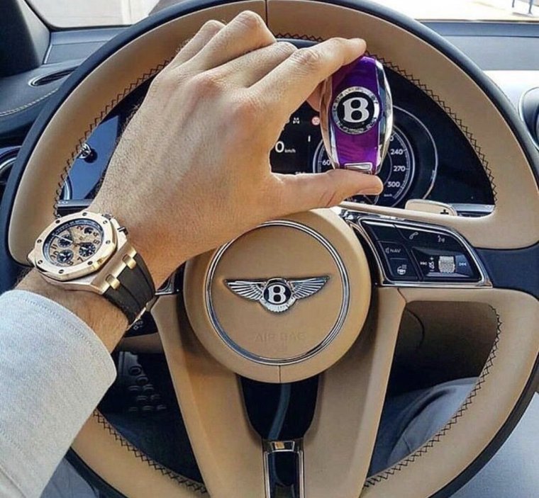 Мужские руки на руле