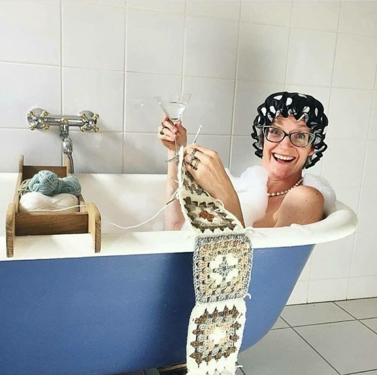 В ластах и маске в ванной