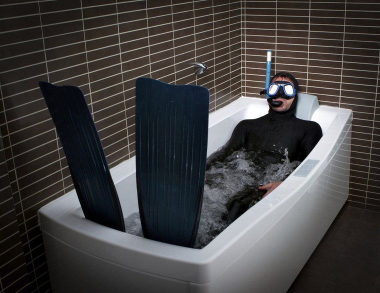 Розовая бомбочка для ванны в ванне