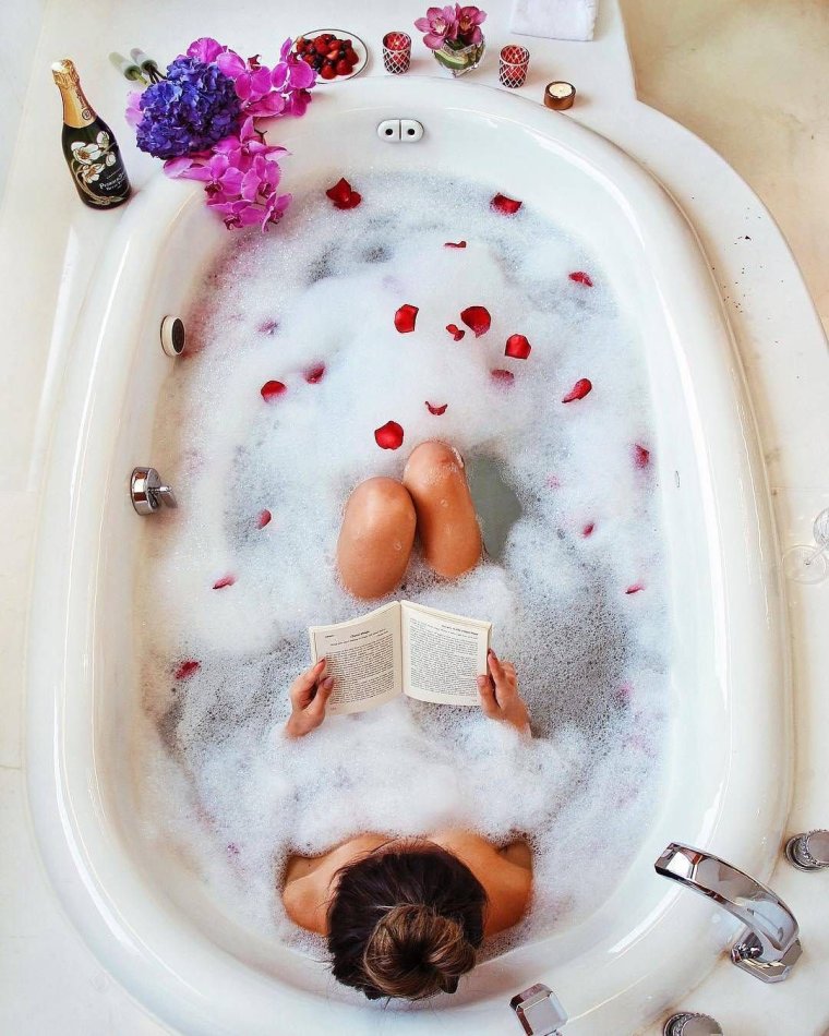 Парень с девушкой в ванне