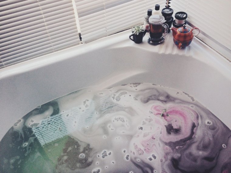 Мужик в ванной с уточкой