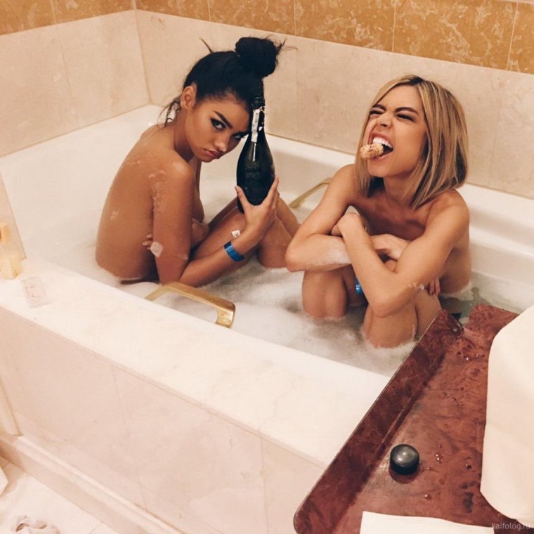 Мужчина лежит в ванной