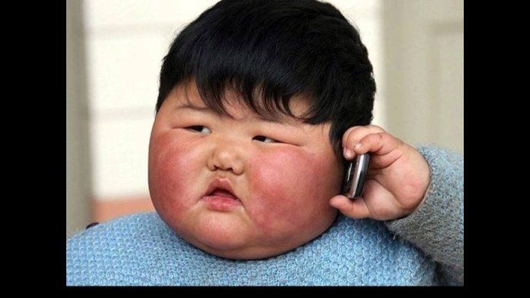 Девушка с большими бровями