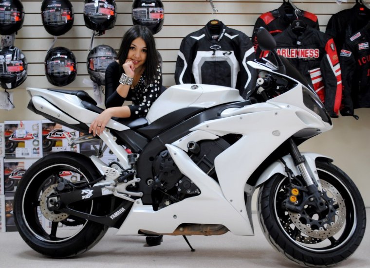 Демотиватор девушка на мотоцикле