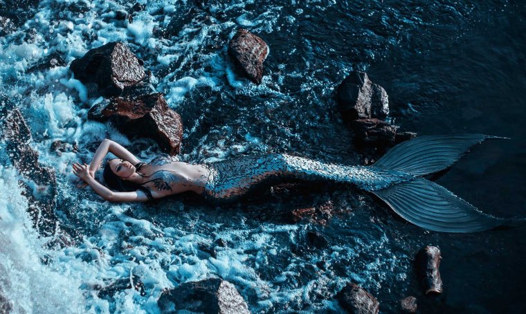 Русалка настоящая на берегу