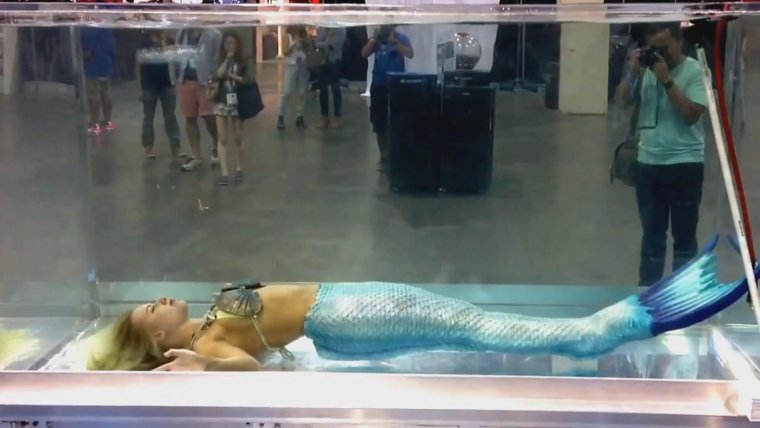 Русалка в аквариуме