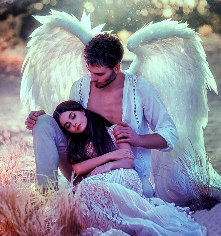 Мужчина с крыльями ангела