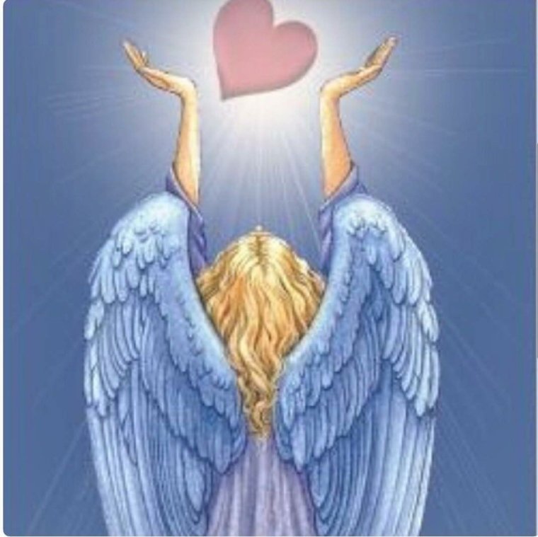 Ангел укрывает крыльями