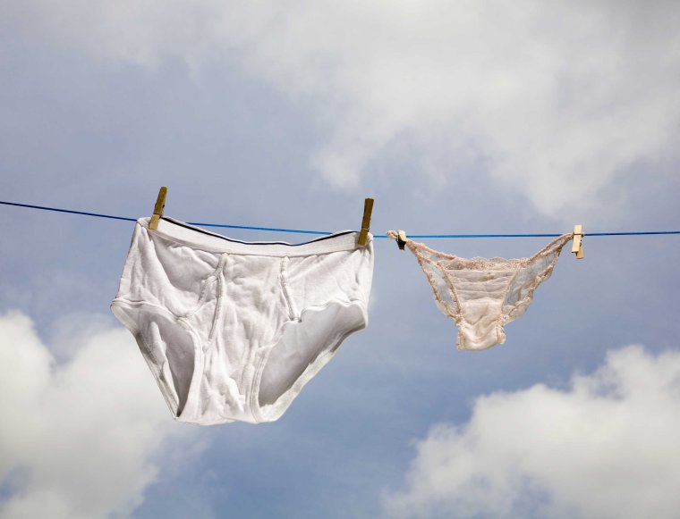 Нижнее белье сушится на веревке