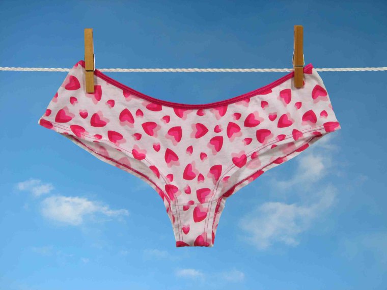 Женское белье на веревке