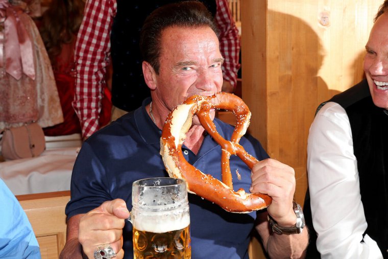 Арнольд Шварценеггер с пивом