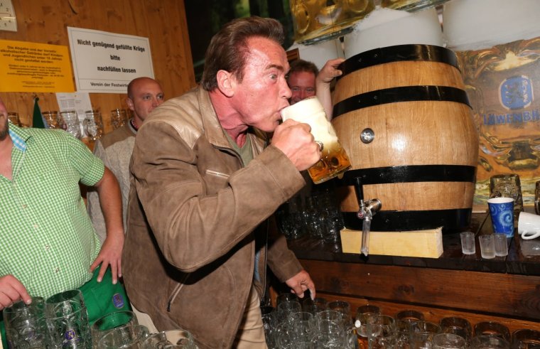 Арнольд Шварценеггер пьет пиво