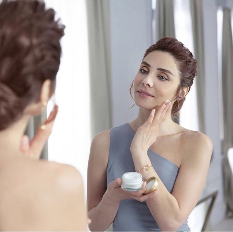 Нур Феттахоглу забыла про маникюр