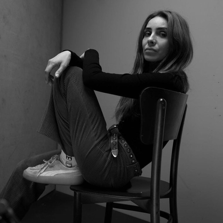 Нур Феттахоглу в очках