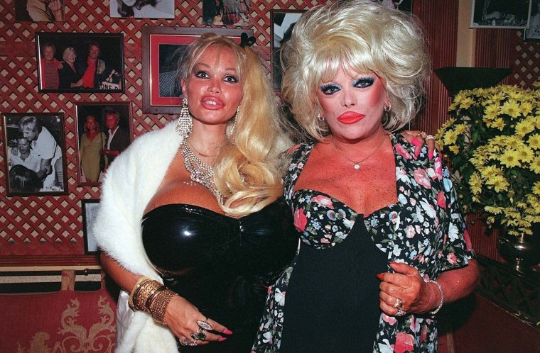 Роскошная женщина в автомобиле