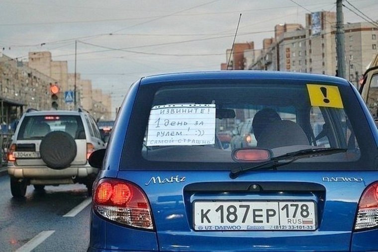 Девушка под машиной ремонтирует