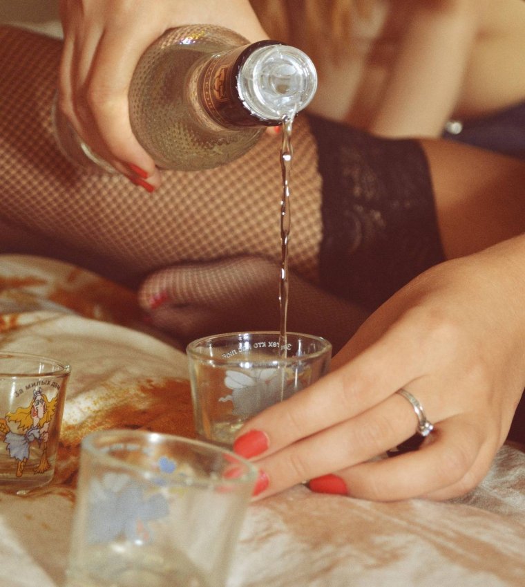 Рюмка в руке