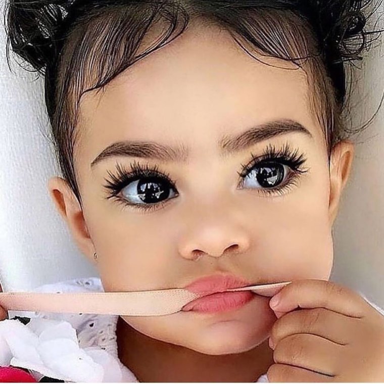 Нарощенные ресницы прикол