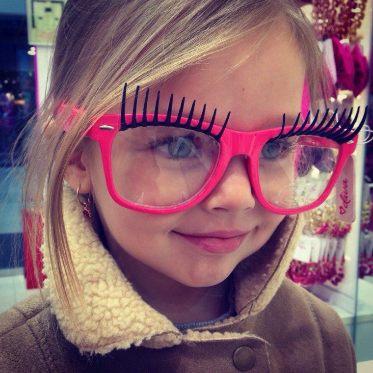 Мультяшка с длинными ресницами