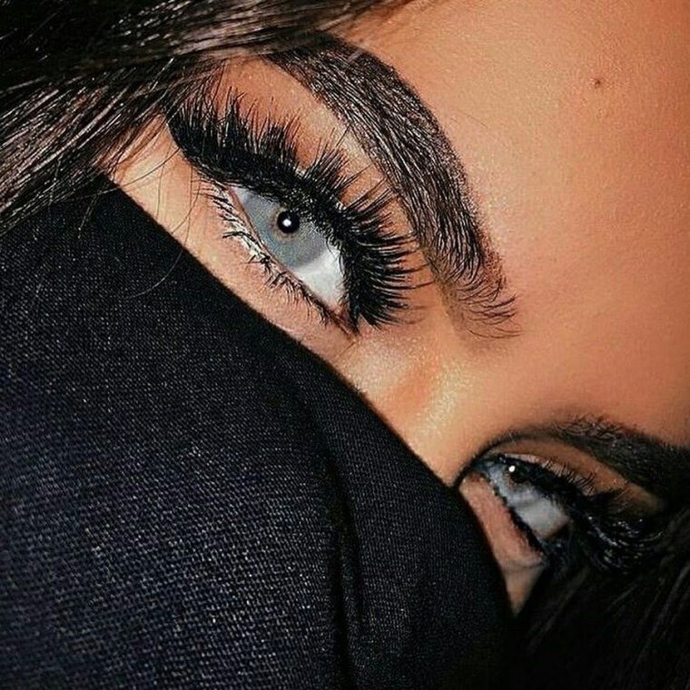 Красивые карие глаза с длинными ресницами