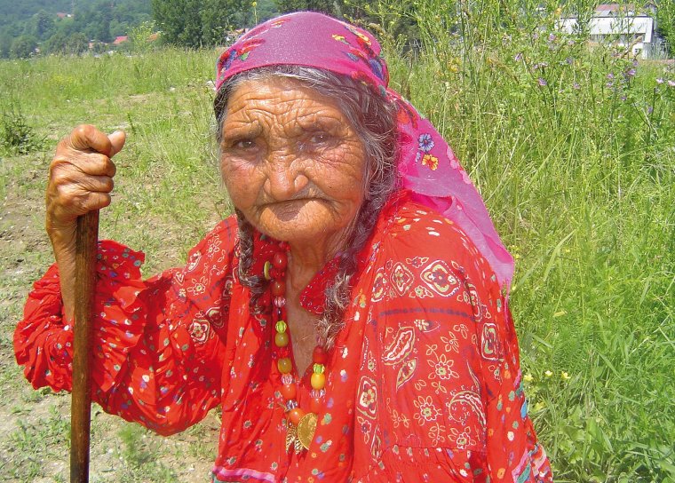 Пожилая цыганка красивая